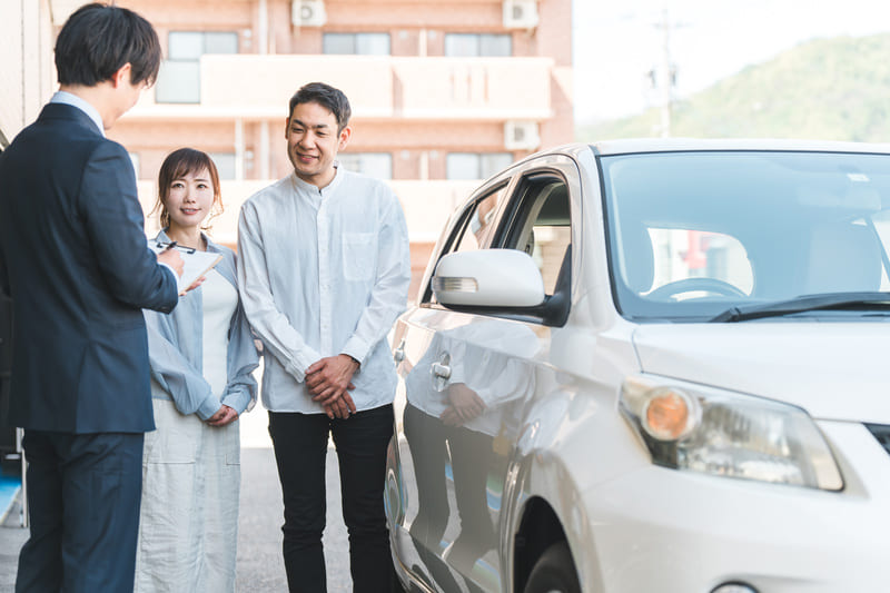 自動車保険 資料を見せながら車について説明